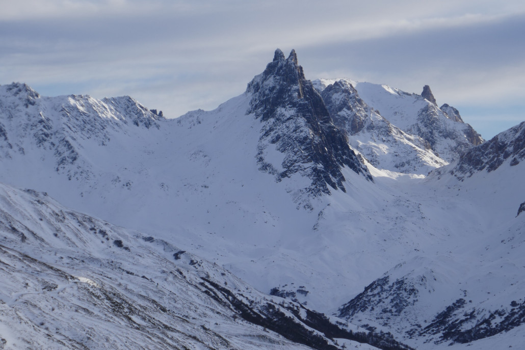 Bergspitzen im Süden. Müsste der namensgebende Mont Thabor sein. Ist allerdings ein ganzes Stück weg vom Skigebiet Richtung Süden.
