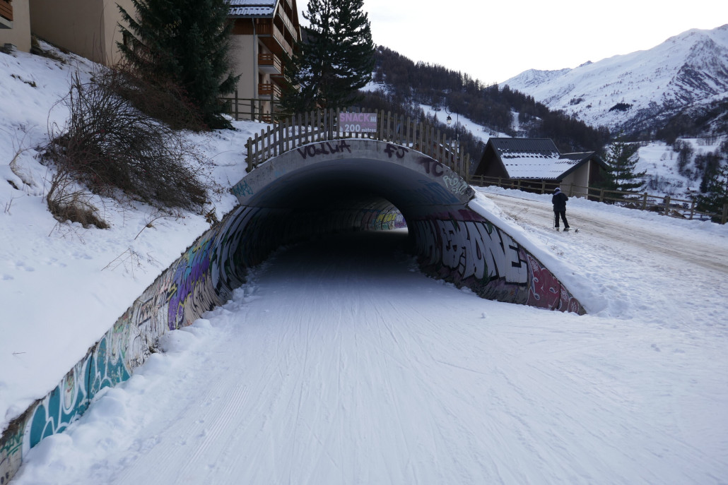Tunnel am Ende der Talabfahrt nach Valloire, die ich einmal mehr in wenigen Minuten non Stopp runtergedüst bin. Was für eine Abfahrt…