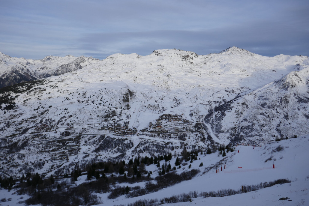 Bei der letzten langen Abfahrt über die Pierre du Midi habe ich noch einmal das volle Panorama auf dem östlichen Valmeinier Hang, den ich am Mittag befahren haben.