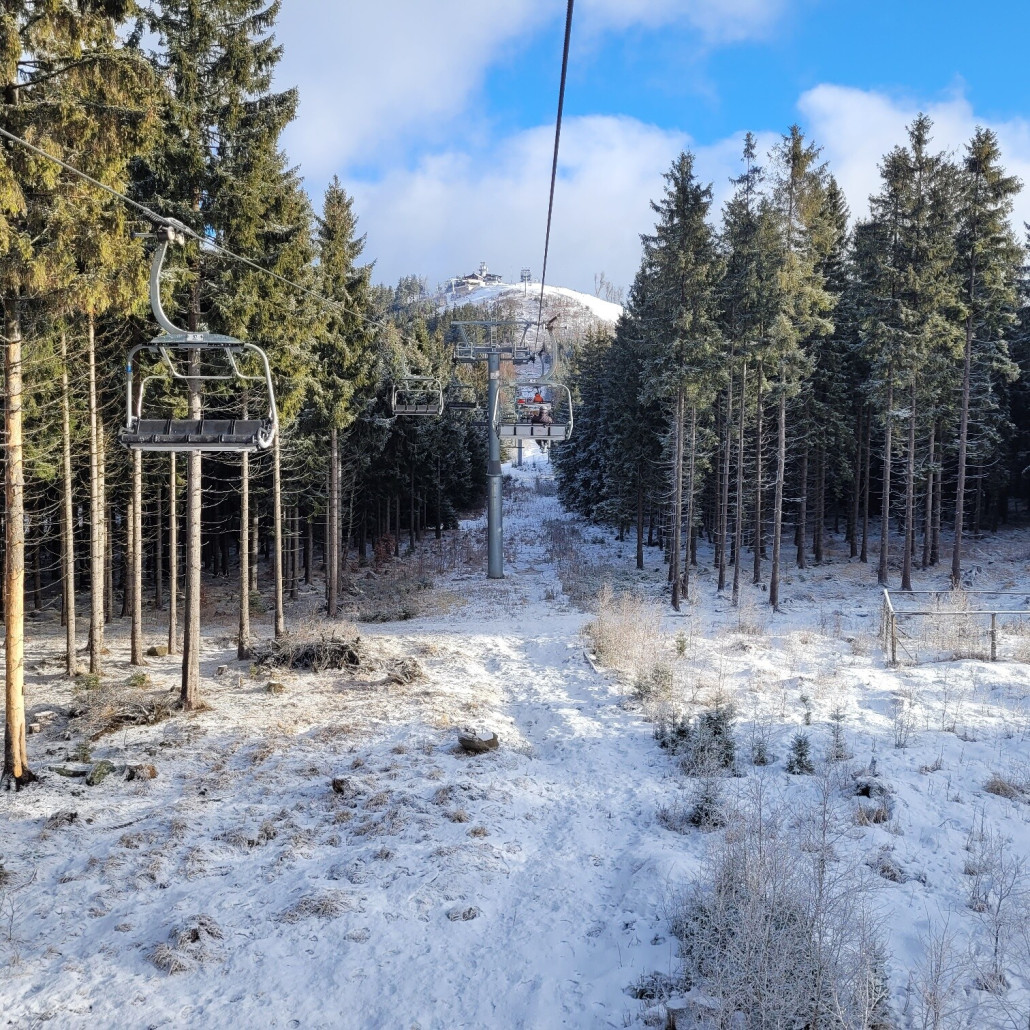 Auffahrt mit der 4-KSB " Pstruzi ". Man sieht den wenigen Dekoschnee der letzten Nacht.