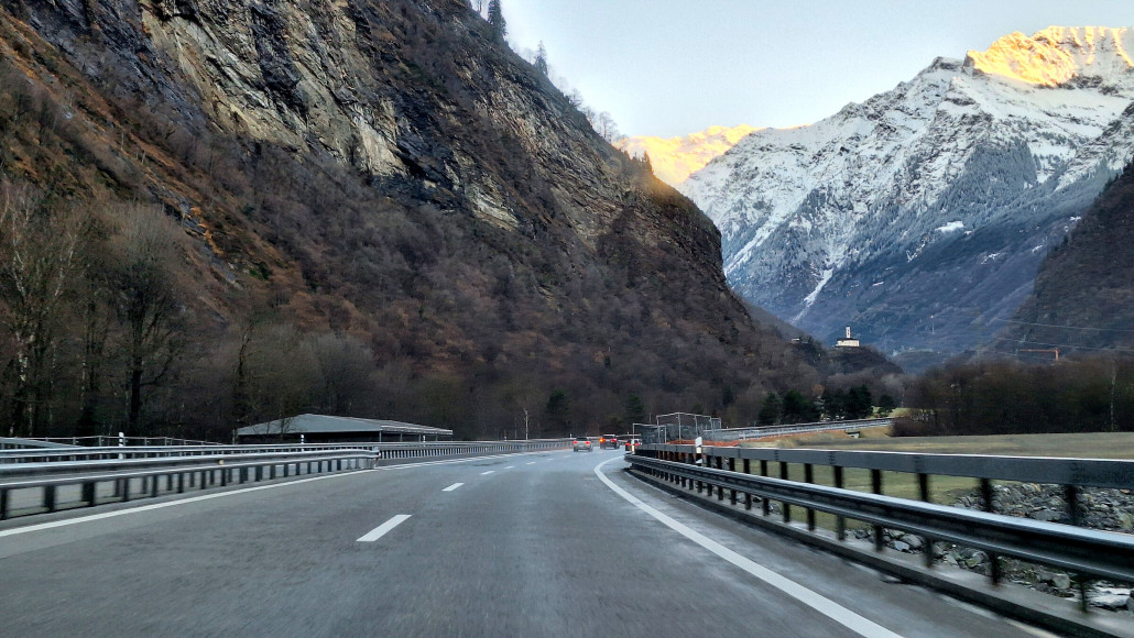 Dieser Teil der A13 wurde im Sommer komplett weggespült. Siehe: https://www.blick.ch/schweiz/graubuenden/sie-bauten-fast-200-meter-autobahn-innerhalb-von-zwei-wochen-das-sind-die-autobahn-helden-von-misox-id19914270.html