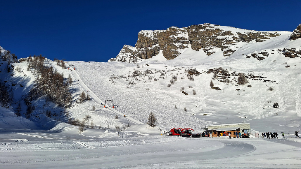 Die Bergstation der 6EUB lieg in einem Kessel. Einzig der Skilift Tre Ormen führt von hier weiter.