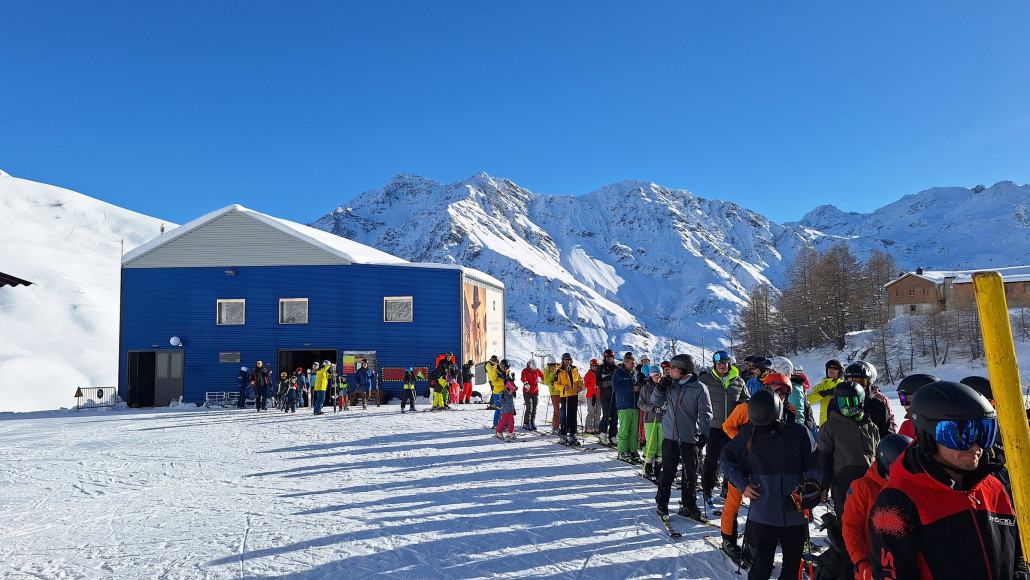 Der steile Skilift Tre Ormen hat einen extrem grossen Bügelabstand und daher eine Kapazität au der Hölle. Da alle von der EUB auf den Lift wollen staute es den ganzen Tag ca 10min