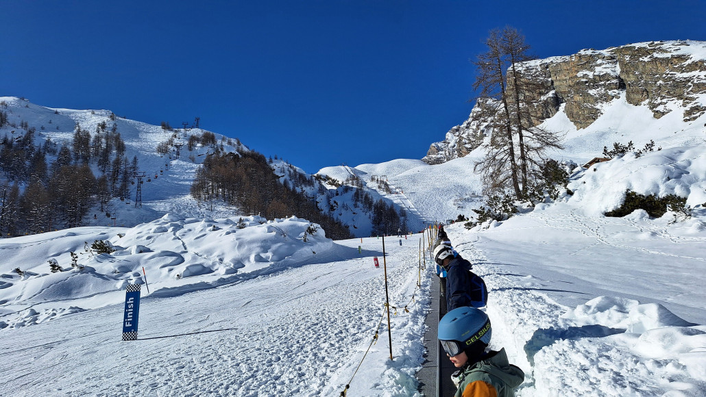 Das Übelste an dem Skigebiet ist das Förderband bei Confin. Ultralahm, bleibt immer stehen, miese Kapazität.