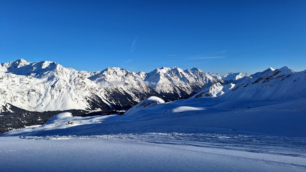 Blick vom Berg aus über das Skigebiet