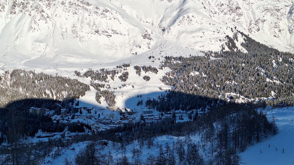 Gegenüber das Skigebiet von Pian Cales noch kurz an der Sonne