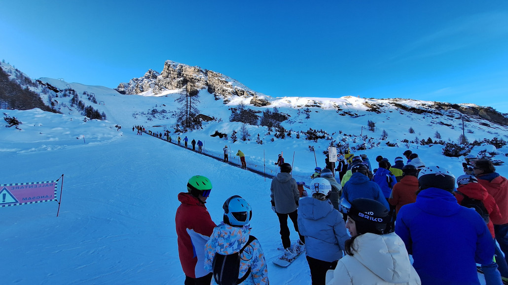 Die grösste Frechheit ist dieses Förderband dass man wohl auf Aliexpress bestellt hat. Der letzte Schrott.