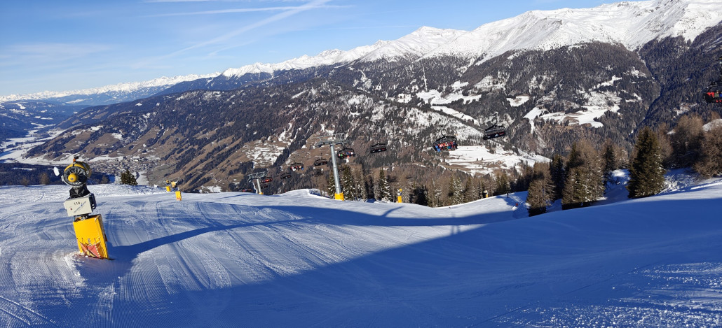 nett kupiertes Gelände im Gipfelbereich des Helms