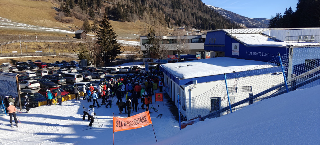 Die Warteschlange an der 6EUB in Vierschach gefällt mir allerdings weniger - Wartezit 15min, das Personal ist auf Zack und mit Nachdruck wird jede Gondel voll besetzt! Die Bahn ist mittlerweile ein Flaschenhals aufgrund der schwachen Kapazität..