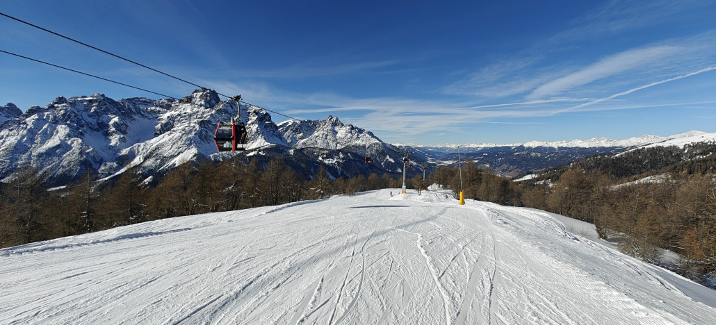 Die  schwarze Piste zur Mittelstation geht zuerst gemütlich dahin,