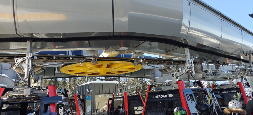 Die Bahn überfahrt von der Talstation kommend einen tiefen graben und Macht dann einen starken knick nach Rechts.