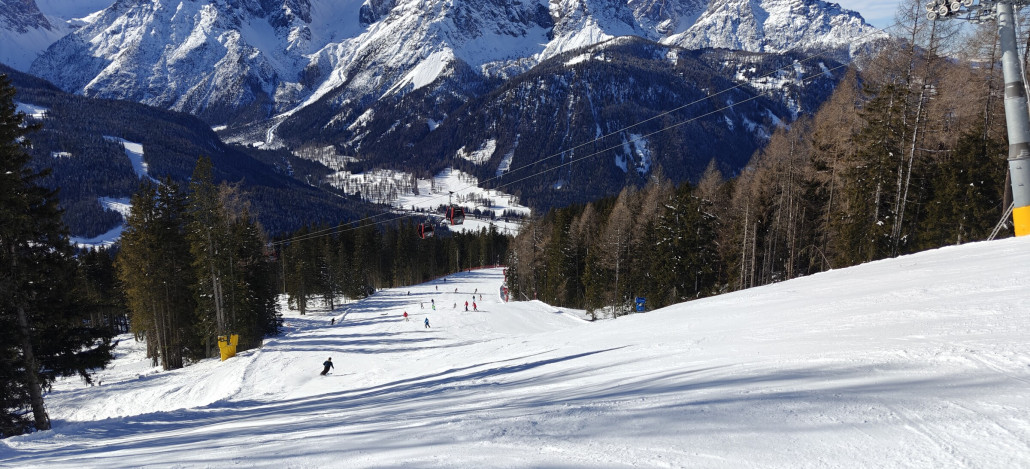 Die Piste ist schön lang und durchaus steil - woanders wäre die wohl als schwarz eingestuft.