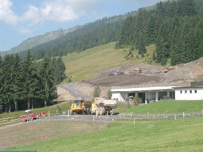 Erdarbeiten hinter der Raupengaraga am Spieleck