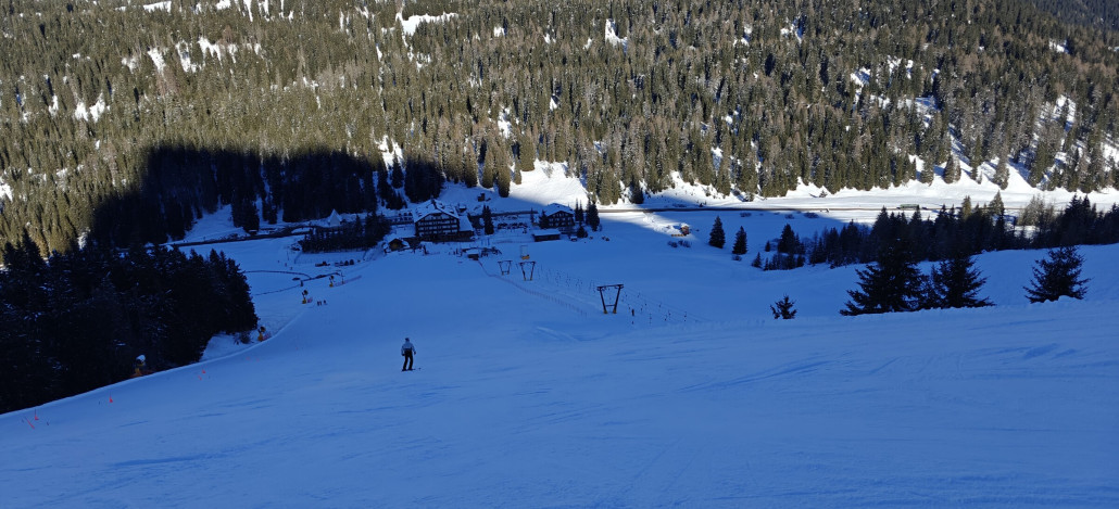 ein gedoppelter Tellerlift mit 2 kurzen Pisten.