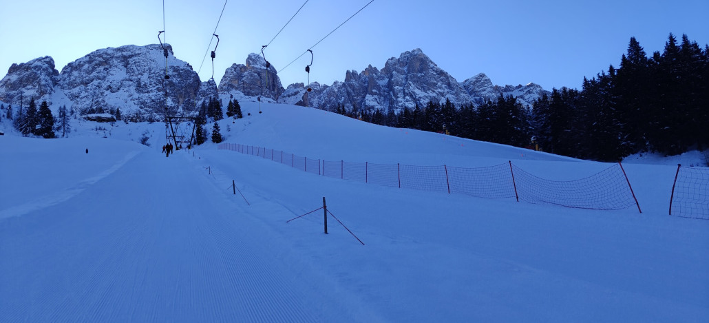 nach 2 Fahrten reichts mir hier - einfach zu kalt im Dauerschatten. Ich mache mich auf den Rückweg, der ist allerdings nur per BUS möglich. Ich erwische natürlich anstatt dem Skibus natürlich den Linienbus und darf 2€ bezahlen um zur Signaue zurückzukommen.. egal.. Danach machte ich noch jeweils 1 Abfahrt an Signaue, 3Zinnen und Stierarten ehe es via Helmjet (geile 10er Leitner EUB) zurück auf den Helm und von dort wieder nach Vierschach. Ich komme defiinitv wieder!!