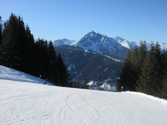 Familienabfahrt, im Hintergrund die Serles (2.717 m)