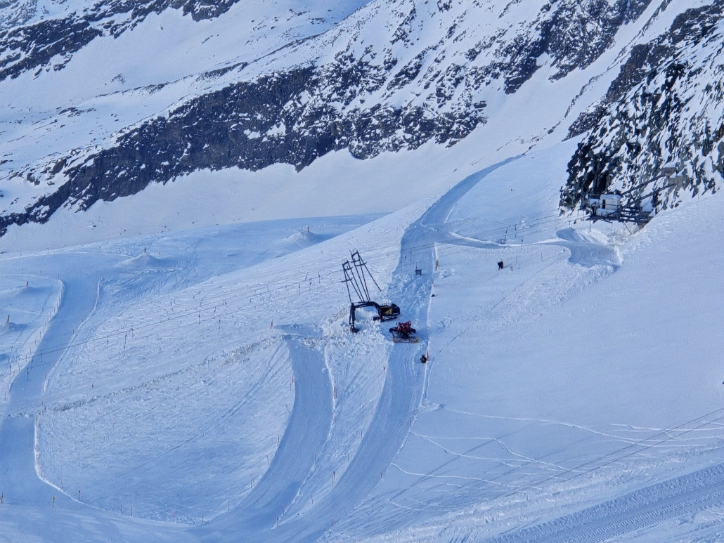 Arbeiten an den Gletscherliften Allalin 4/5