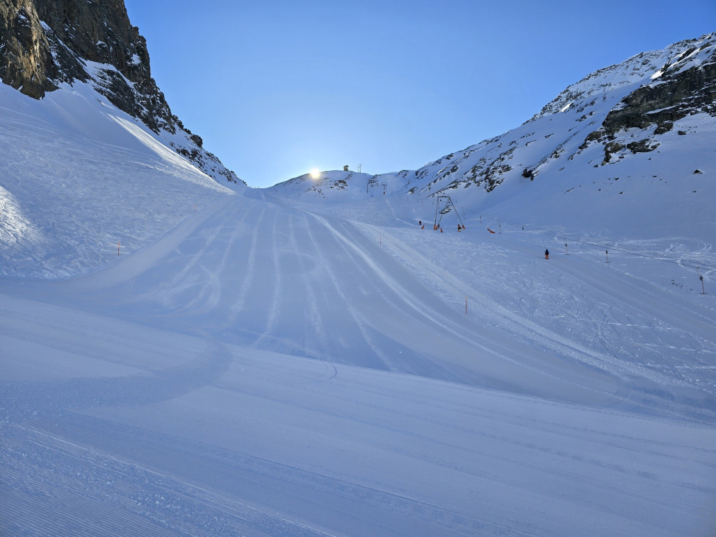 Piste am Egginerjoch von unten gesehen. Die Piste ist nicht auf der vollen Breite präpariert.