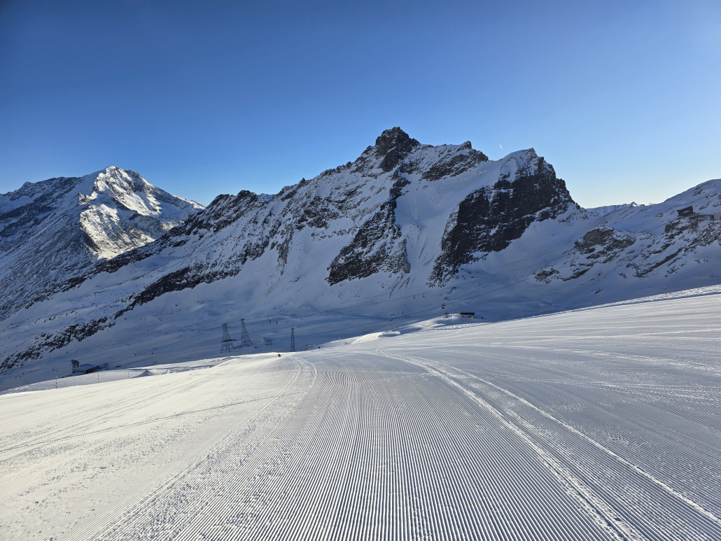 Erste Fahrt des Tages auf der Piste 10b "Gletscherband"