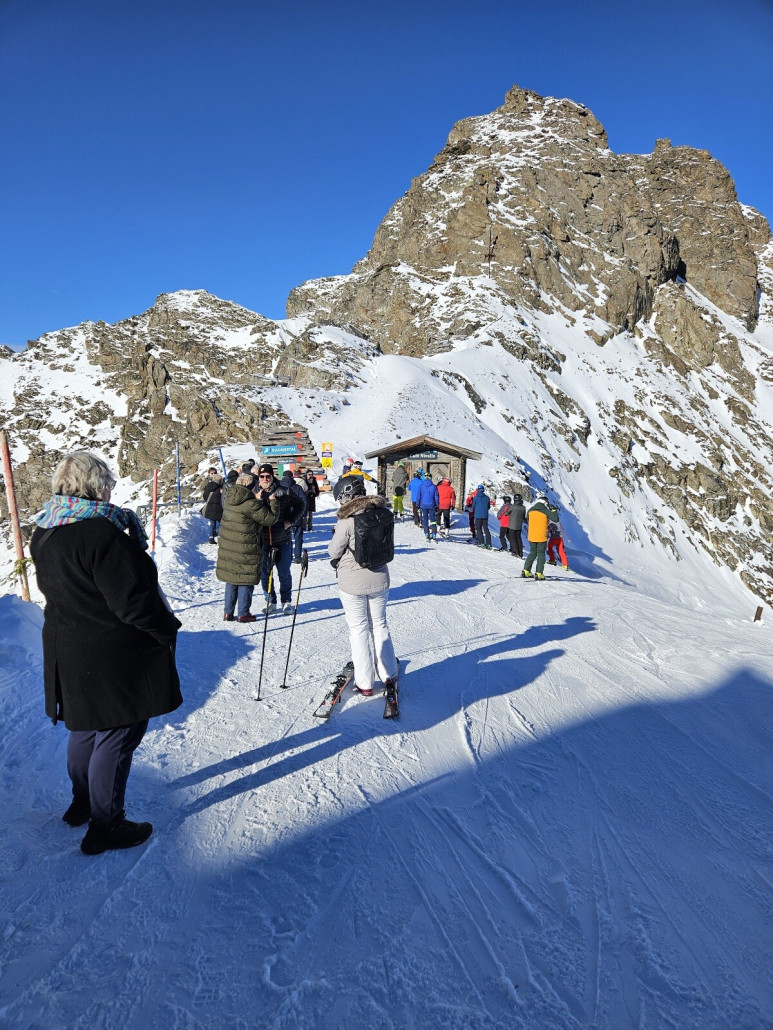 erstaunlich viele Fußgänger an der Berstation der Karleskogelbahn