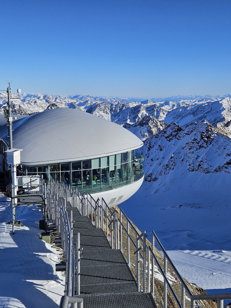 schon ein mutiges Bauwerk. Aber der Erfolg gibt den Betreibern wohl recht. An dem Tag, als ich da oben war, gab es kaum einen freien Stuhl.