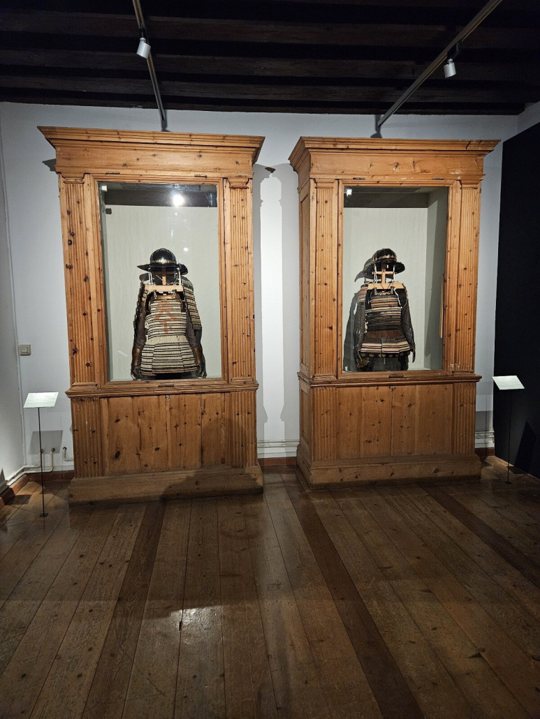 Am dritten Tag war das Schloß Ambras in Innsbruck angesetzt.<br />Hier sind ja zwei top erhaltene Samurairüstungen ausgestellt, von denen es auch in Japan nur mehr eine geringe zweistellige Stückzahl geben soll... schon was Besonderes.