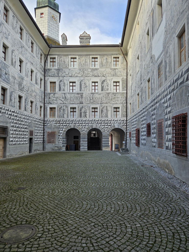 der reich verzierte Innenhof