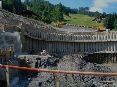 Die Betonwand im Hintergrund ist der Tunnel!