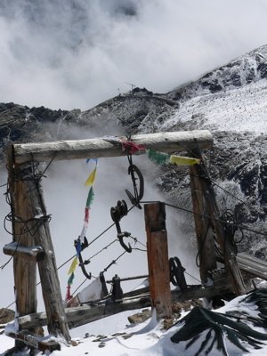 Alte Materialseilbahn zur Vioz-Hütte (3535m).<br />Unten neue Bergstation.