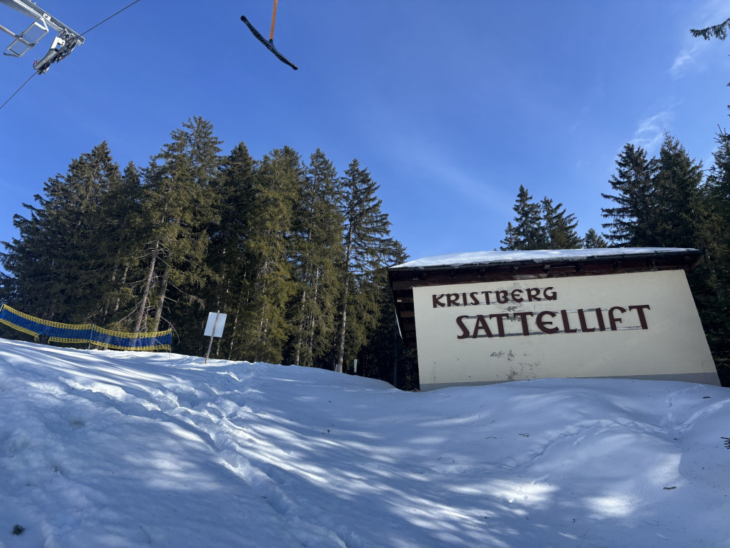 Ganz oben entdeckt man dann schon die Talstation vom Sattellift, der in Richtung des Mutjöchle zum höchsten Punkt im Geviet zieht