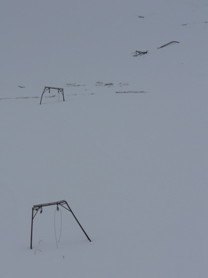 Die ersten drei Stützen, die dritte ist schon tief im Gletscher