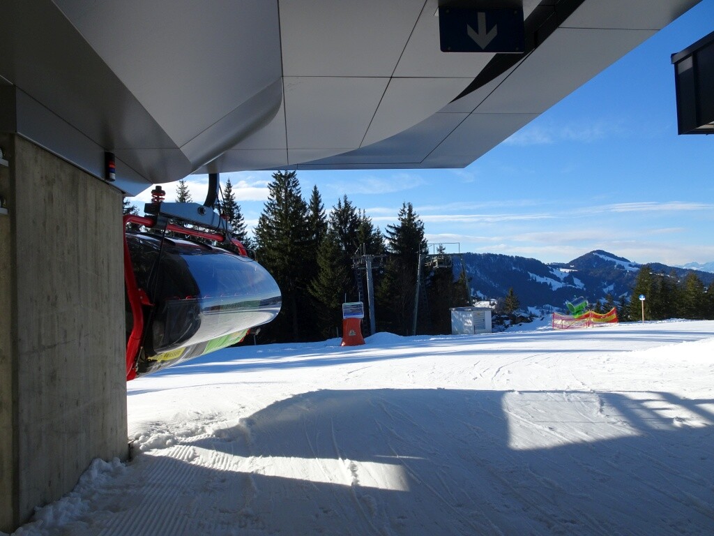 Bergstation. Die beiden Umlenkstationen der Vorgängerlifte stehen noch (hinten)