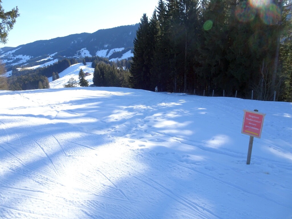 Hier würde die Verbindung nach Thalkirchdorf (zu den übrigen 3 Skiliften) langgehen. Leider ist dieser Skigebietsteil mehr oder weniger LSA (?) und das Gebiet somit deutlich reduziert.