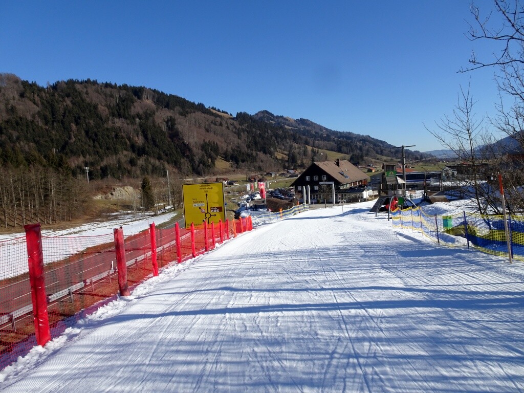 Vorbei an Spielplatz, Sommerrodelbahn und Straßenschildern