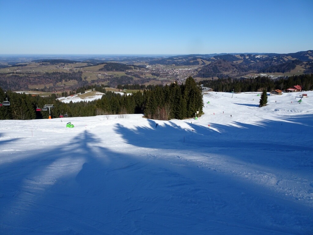 Von dessen Bergstation geht es auf die Bärenlochabfahrt (5a). Schöner Weitblick mit Oberstaufen hier oben