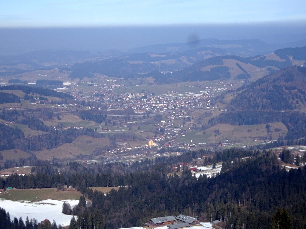 Blick auf Oberstaufen mit der beschneiten Kalzhofener Loipe