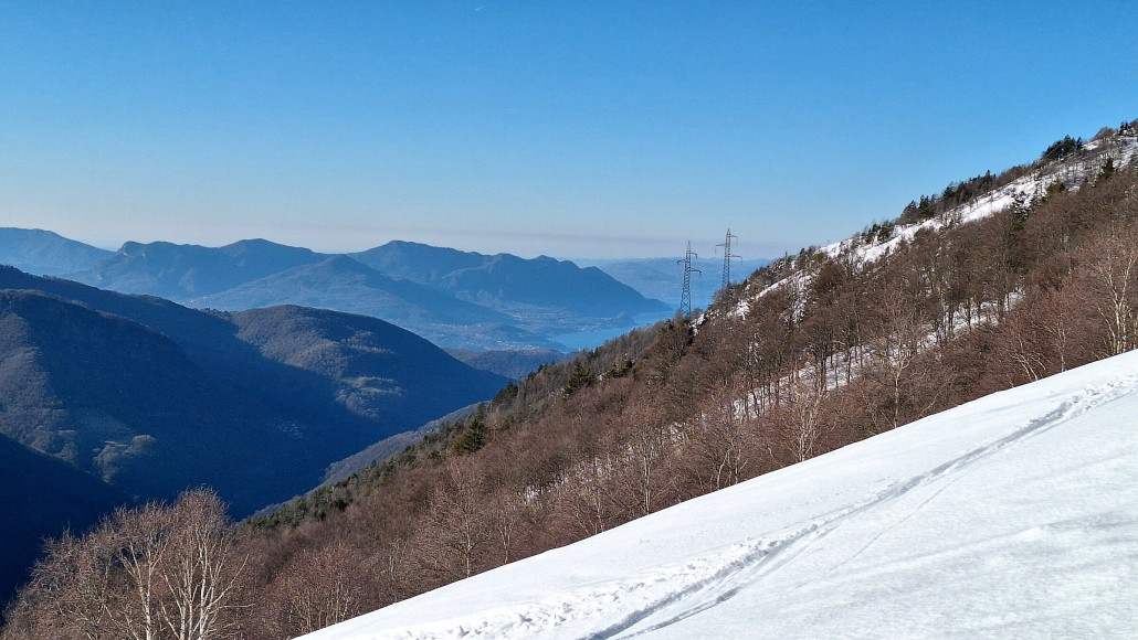 Nach Italien. rechts am Hang wäre noch der Skilift von Forcora, sofern er läuft.