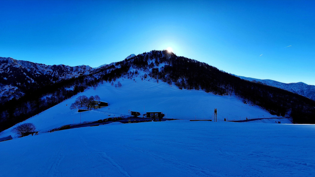 Bald kommt auch am Pass die Sonne raus. Die Anderen Skifahrer gingen alle zum Kinderlift.