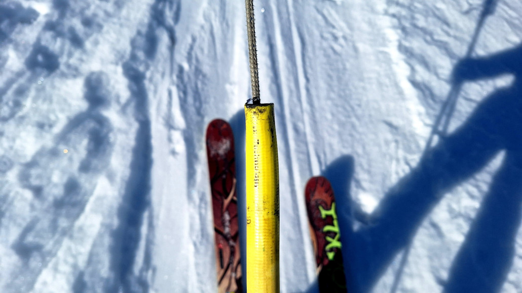 Die Teller sind keine Klassischen Teller mit Stange sindern nur Seile die bis auf die Teller gehen und im unteren Teil noch ein Stück Gartenschlauch übergezogen wurde. Was es sehr unbequem macht.