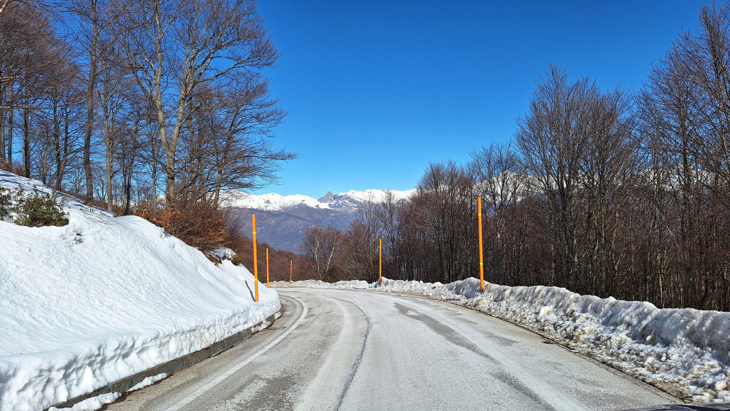 Es liegt hier wegen Staulage oft mehr Schnee. Darum auch die hohen Markierungspfosten