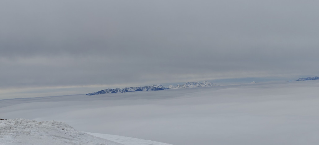spannenden Sandwich-Kombi - dicke Hochnebelschicht unten - Hohe Bewölung oben, im Fokus die Petzen