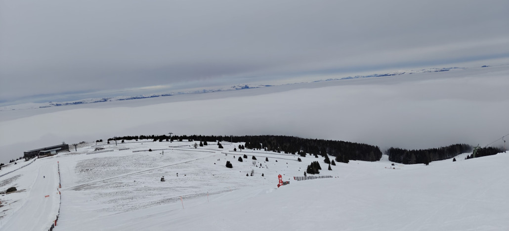 Steinschneiderabfahrten, eigerntlich ists eine Piste mit Schneefangzaun getrenn.. Im Hintergrund Bergstation mit Garagierungshalle der Burgstallofenbahn.
