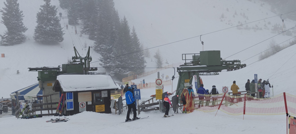 Talstationsbereich wo alle 3 Lifte zusammenlaufen, Steinschneider links &amp; Schischullift rechts, hinten Hipfllift. immer wieder zog der Nebel rein.