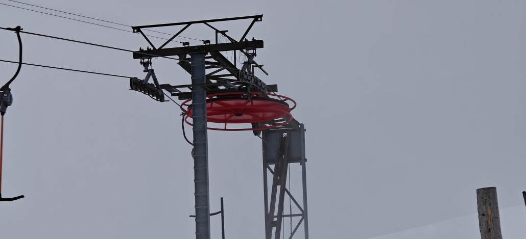 neue Umlenkrolle des Hipfllifts nach Lagerschaden