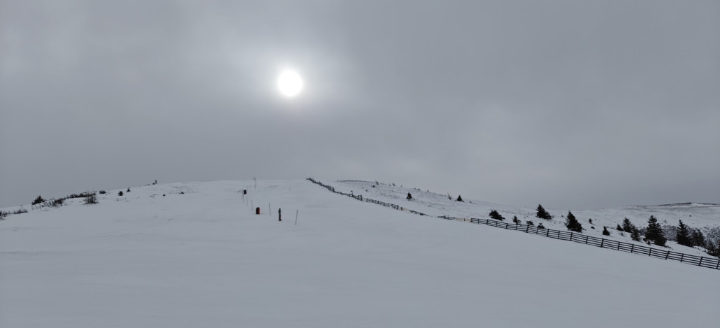 Sonne schimmerte immer wieder leicht durch, hier mündet die Familienabfahrt über den Grat vom Wasserhanglift kommend ein.