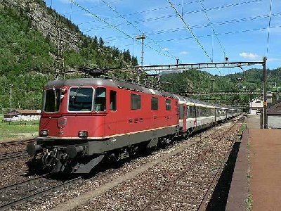 Tito Bahnhof mit einem Schnellzug Chiasso-Basel. Vorgespannt eine Re 4/4 II Serie 2