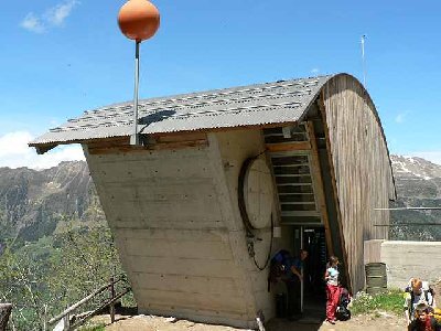 Bergstation im Gelände angepasst