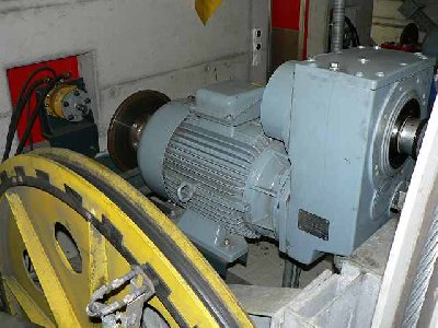 Motor mit Hilfsantrieb und Betriebsbremse