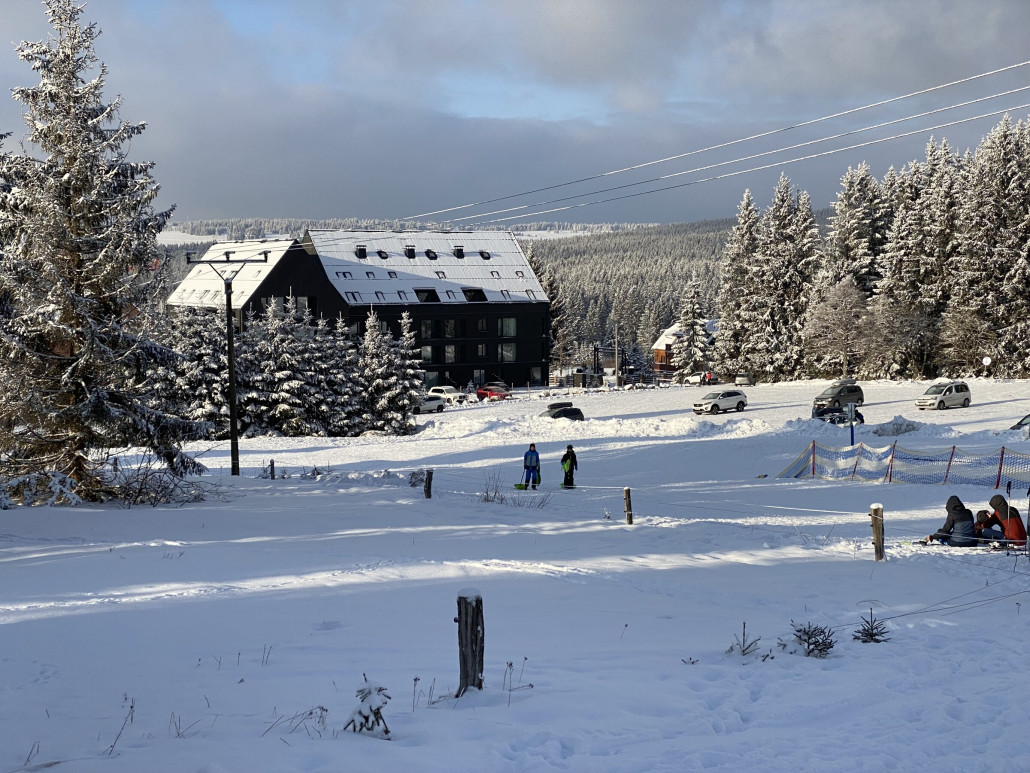 Unterhalb des Parkplatzes hat man was ganz großes gebaut.