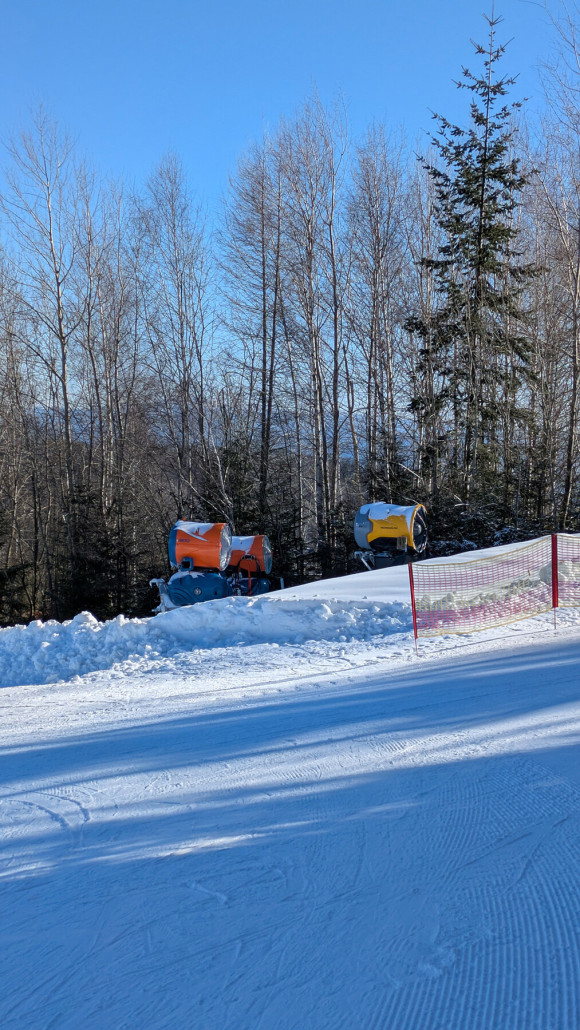 Zwei der drei neuen Supersnow und eine TR10 stehen bereits abgestellt auf der Seite.